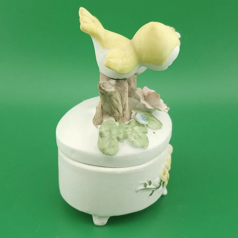 Vtg Lefton Kissing Lovebirds, Yellowbirds Trinket Jewelry Box 3 inch Tall Cute